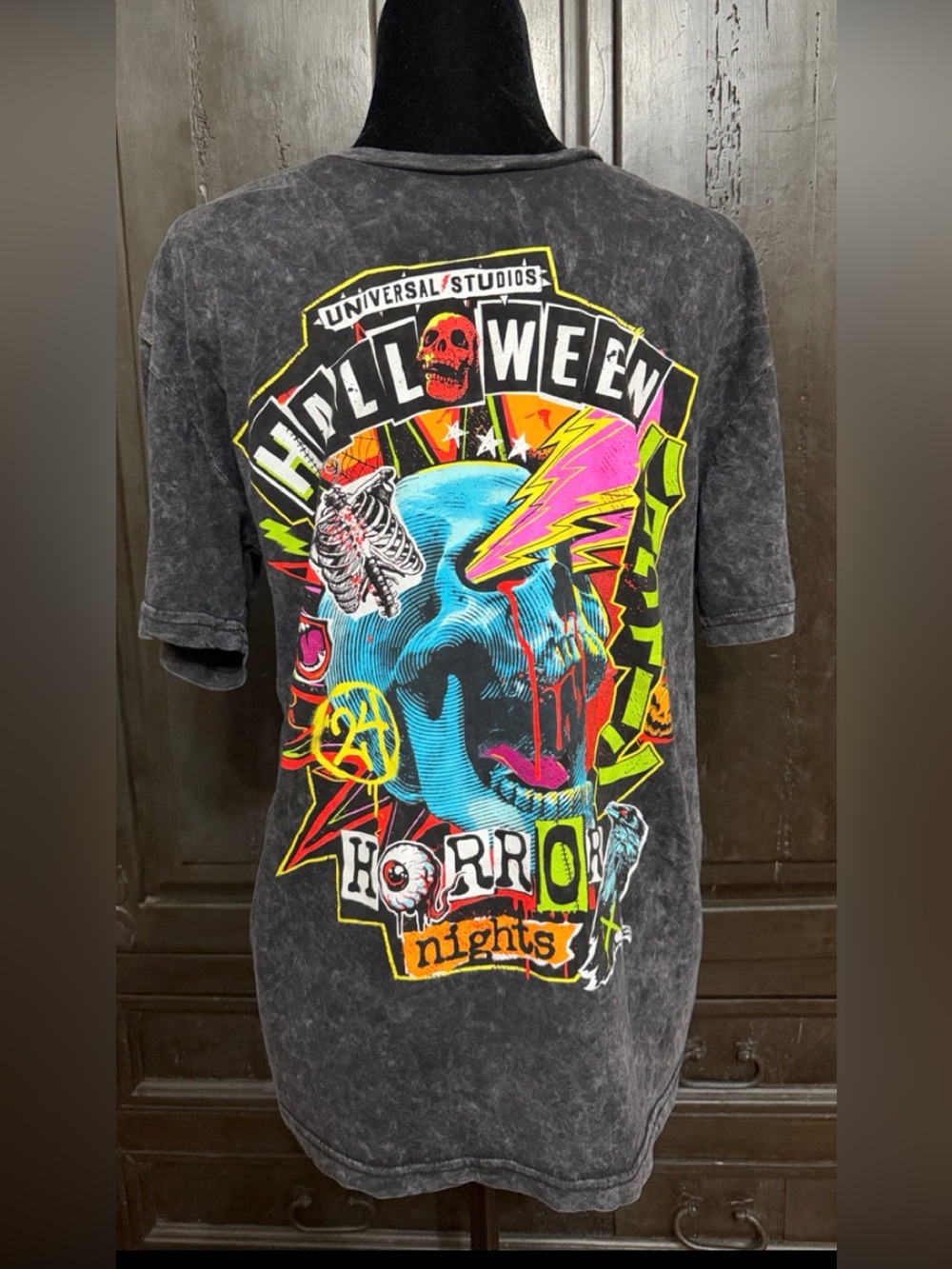 Universal Studios Halloween Horror Nights 2024 punk skull acid-wash t-shirt - L
